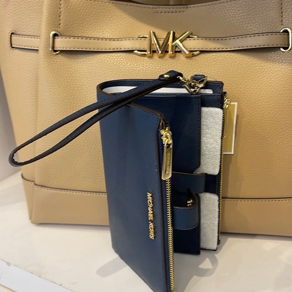 MICHAEL KORS LARGE DOUBLE ZIP WRISTLET WALLET PHONE CASE
Navy NWT - Picture 2 of 16